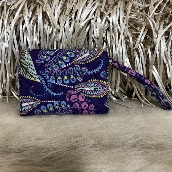 VERA BRADLEY Baltic Leaves Your Turn Lock Smart Phone Wristlet Purple Lippies - Picture 5 of 10